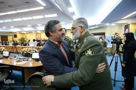 امیر سرتیپ پوردستان٬ رئیس مرکز مطالعات راهبردی ارتش  و احمد ابوالقاسمی در آیین تقدیر از دست اندرکاران کاروان قرآنی انقلاب