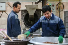 بازار گرم آجیل پزها در آستانه عید نوروز 