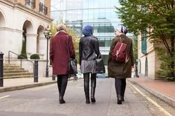 France : deux femmes voilées refoulées d'une brocante portent plainte