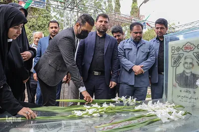 گلباران مزار مطهر شهدا توسط خبرنگاران شیرازی