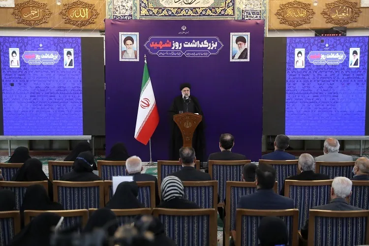 خون مطهر شهدا از جامعه جهل‌زدایی می‌کند