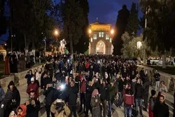 Zehntausende Palästinenser beteiligen sich am Morgengebet in Al-Aqsa-Moschee