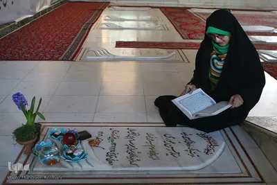 قرائت قرآن بر سر مزار دایی