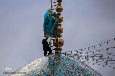 تعویض پرچم گنبد مسجد جمکران