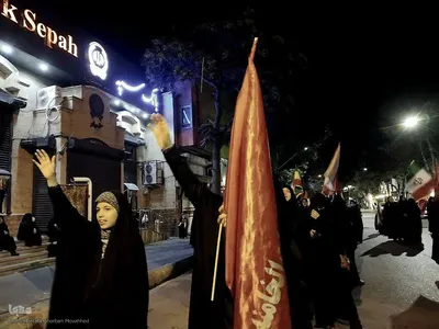 ایستاده در خیابان برای خونخواهی رهبر شهید انقلاب در اهر 