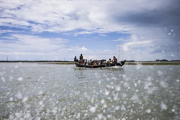 Arakanlı Müslümanları taşıyan tekne alabora oldu