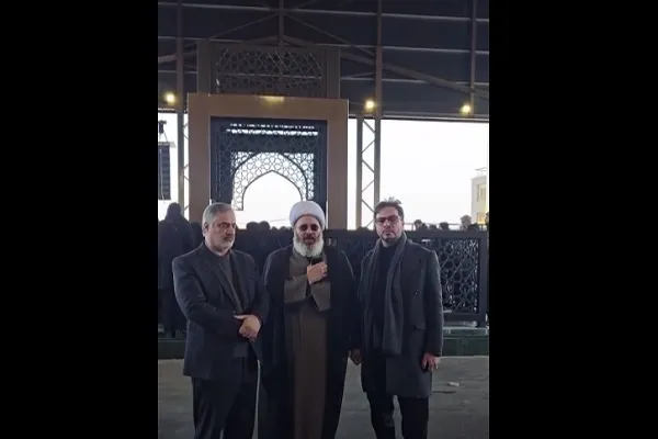 Тиловати қориёни эронӣ бар мазори Сайид Ҳасан Насруллоҳ + Видео