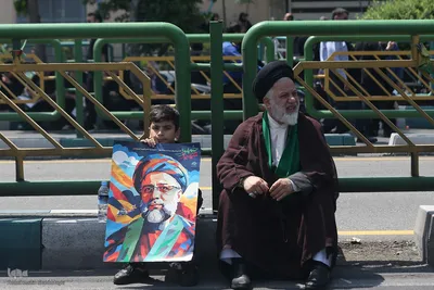 Große Anteilnahme und langer Trauerzug für Märtyrer Ayatollah Raisi und seine Gefährte