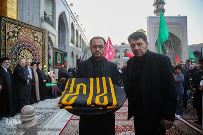 تعویض پرچم گنبد حرم مطهر رضوی در آغاز ماه محرم‎