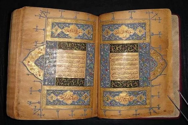 عرض صفحات نادرة من القرآن في جامعة 