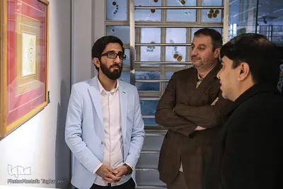  عیسی علیزاده، معاون فرهنگی جهاددانشگاهی و سیدمحمدجواد شوشتری، رییس سازمان قرآنی دانشگاهیان کشور در مراسم افتتاحیه نمایشگاه هنر‌های تجسمی «نفس المطمئنه»