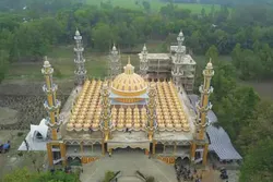 La mosquée aux 201 dômes du Bangladesh