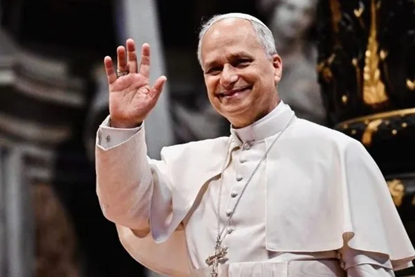 Le pape emmagasine une photo d'un petit garçon musulman tué