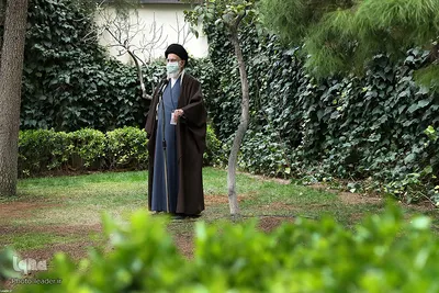 کاشت دو نهال میوه توسط رهبر معظم انقلاب