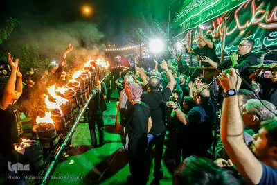آیین مشعل گردانی عراقی ها در شب عاشورای حسینی