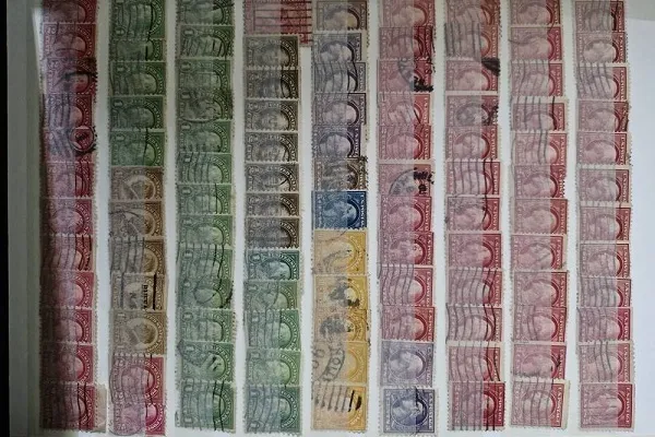 Musulmán estadounidense dona colección de sellos y monedas al Museo del Santuario Imam Ridha