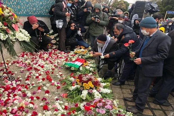 جایگاه جلوس امام راحل در بهشت زهرا گلباران شد