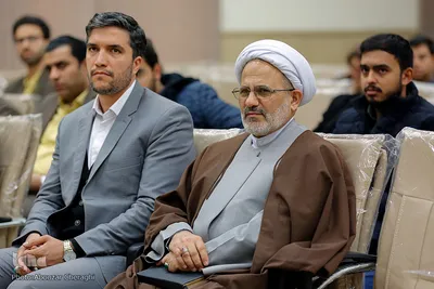 از راست حجت الاسلام حمید احمدی، معاون فرهنگی ستاد اربعین و حسن محمدی در دومین همایش تجلیل از کاروان قرآنی نور موسم اربعین