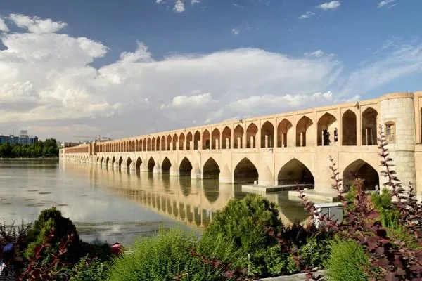 إيران تستقبل السياح الأجانب بدءاً من الشهر القادم