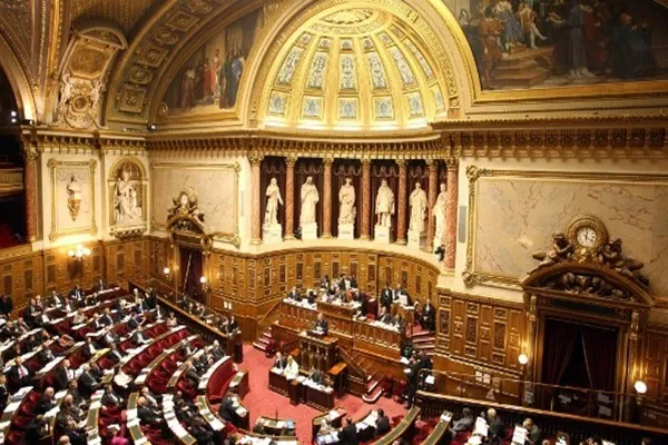 La droite française propose l'interdiction du voile et du Ramadan
