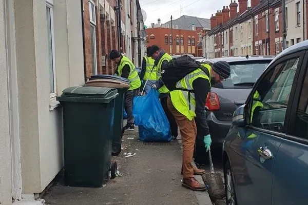 Local Mosque Community in UK Help Clean Up Rubbish from Streets