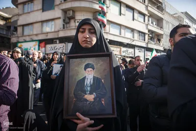 تجمع خودجوش مردم عزادار تهران در میدان انقلاب