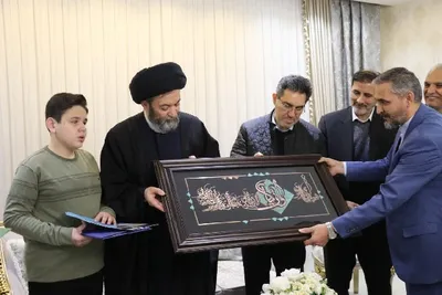 دیدار آیت‌الله عاملی با قهرمان مسابقات بین‌المللی قرآن