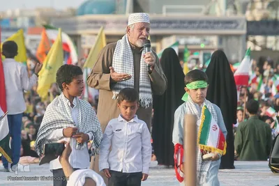 اجتماع خانوادگی همخوانی سرود «سلام فرمانده» در مسجد مقدس جمکران 