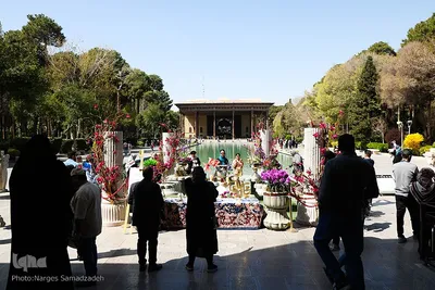 بازدید مسافران نوروزی از کاخ چهلستون اصفهان