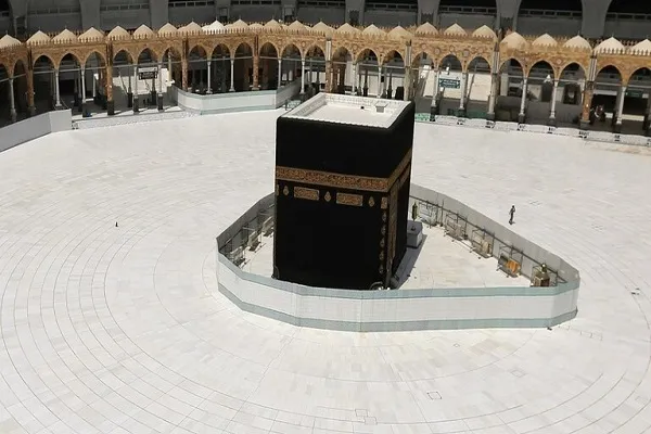 السعودية تؤكد استمرار تعليق الصلاة في المساجد في شهر رمضان