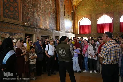 بازدید مسافران نوروزی از کاخ چهلستون اصفهان
