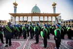 اهتزاز پرچم عزا بر فراز گنبد فيروزه‌اي آستان شاهچراغ(ع)
