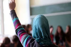 Kopftuch in der Schule? – Bürgermeister verteidigt Neutralitätsgesetz