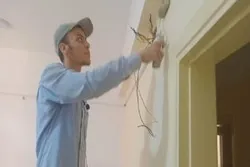 Matashi Mai Aikin Fenti Yana Karatun Kur'ani A Lokaci Guda