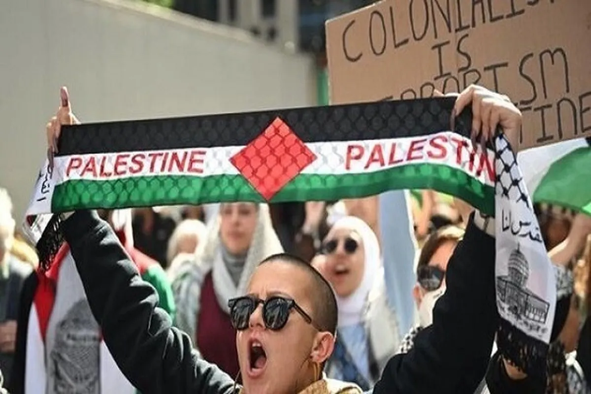 Film/ Gulungan Nama-Nama Syuhada Gaza di Tangan Para Demonstran Amerika