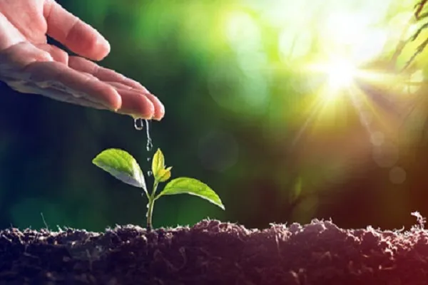 خدمة الناس من أجَلِّ العبادات