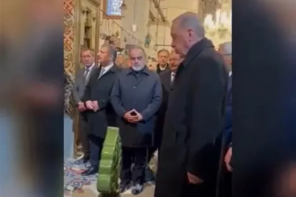 اردوغان و تلاوت قرآن بر سر مزار مولانا + فيلم