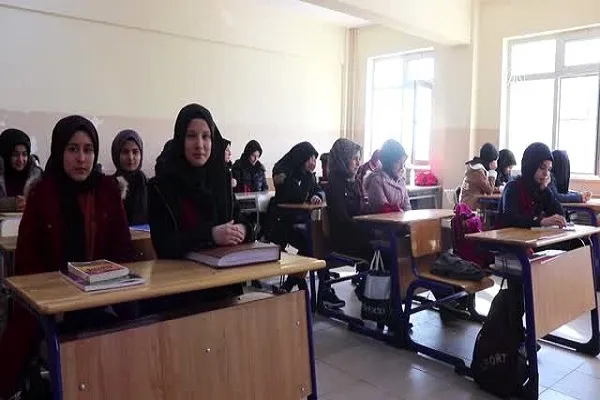 Görme engelli Esra, Kur'an-ı Kerim'i Güzel Okuma Yarışmasında üçüncü oldu