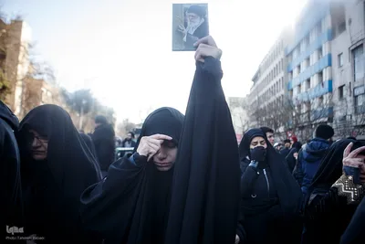 تجمع خودجوش مردم عزادار تهران در میدان انقلاب