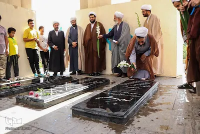 غبار روبی گلزارشهداء همزمان باآغاز هفته دفاع مقدس در ملایر‎