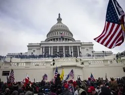 Analistas: El asalto al Capitolio fue el resultado de décadas de declive económico y social de la población estadounidense