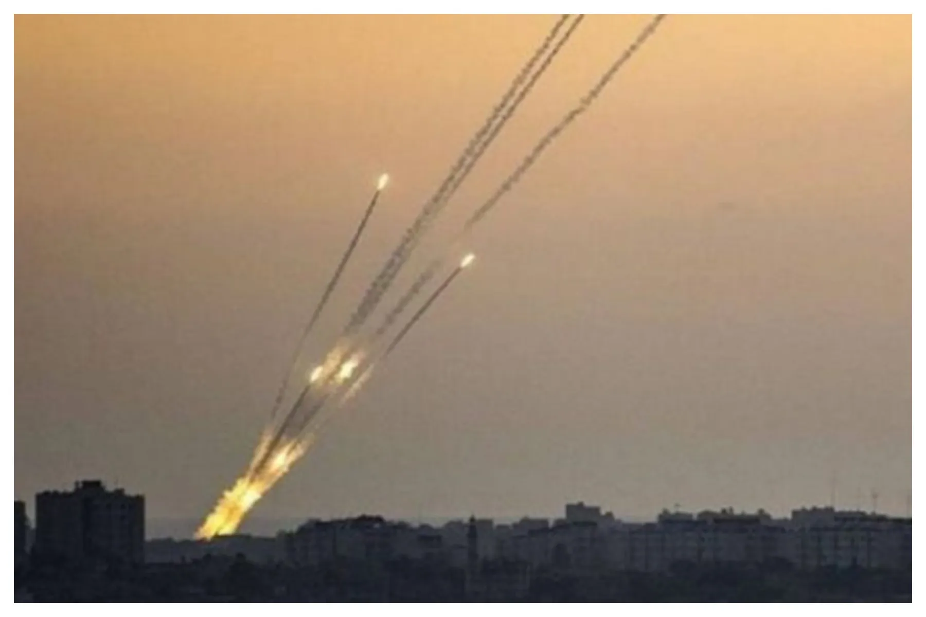 Palestinos se vengan de ataque israelí con ráfaga de misiles