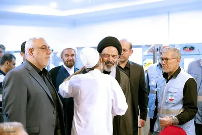 نماینده ولی فقیه در امور حج و زیارت با حضور در جمع زائران حرم نبوی ، از هتل محل اسکان زائران ایرانی بازدید کرد و از مشکلات و مسائل آنها مطلع شد.