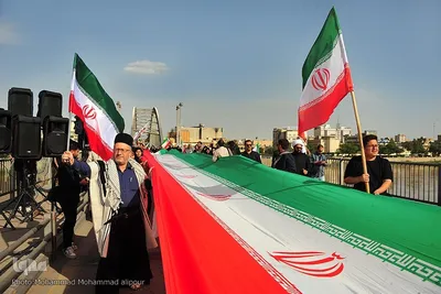 زنجیره انسانی در محکومیت تهدیدات حمله به پل‌ها و نیروگاه‌ها در اهواز