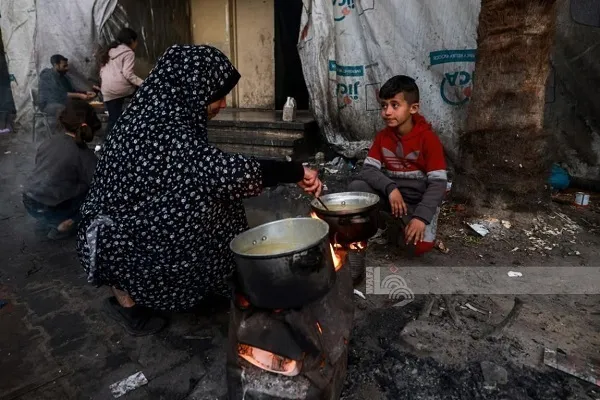 Filistinliler yıkılan evlerinin enkazı üstünde iftarlarını açtı |video