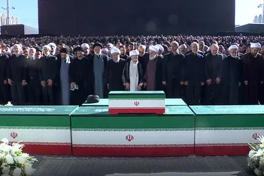 فیلم | اقامه نماز بر پیکر رهبر شهید توسط آیت‌الله جعفر سبحانی