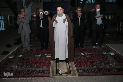 اقامه نماز جماعت شرکت کنندگان در پایان مراسم هفدهمین سالروز تأسیس خبرگزاری بین المللی قرآن (ایکنا)