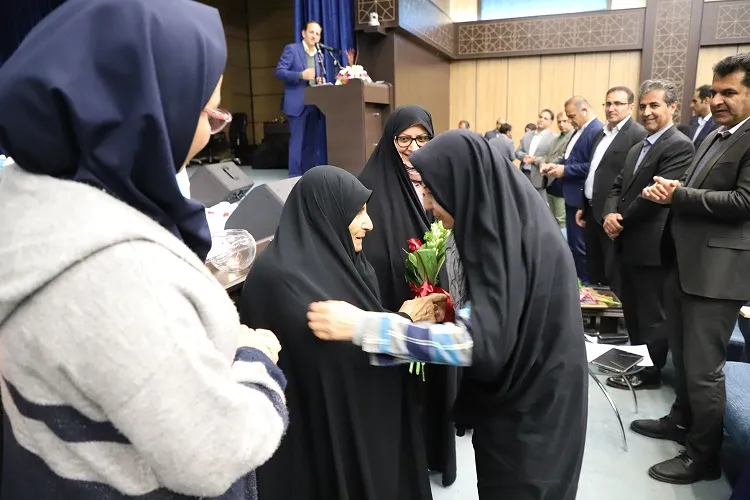 تجلیل از «اسوه‌های طاقت» شیراز / دفاع مقدس هنوز برای همسران جانبازان ادامه دارد