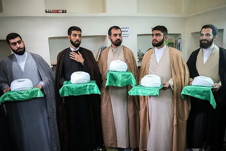 برگزاری آیین عمامه‌گذاری طلاب حوزه‌های علمیه تهران در مدرسه مروی