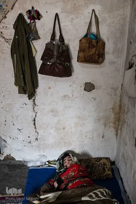 مرضیه چرخ متولد 1367، ساکن روستای سیل‌زده تازه آباد آق‌قلا است. پدرش بعد از ابتلا به اعتیاد، مادرش را طلاق داد. حالا او چندین سال است که با ناپدری و دو برادر ناتنی خود زندگی می‌کند. او دچار ضایع نخاعی گردنی و تحت پوشش بهزیستی است. شناسنامه‌اش عکس‌دار نیست، به همین خاطر یارانه به او تعلق نمی‌گیرد. تنها خواسته‌اش این است «یک اتاق جدا برایم درست کنید، چون برادرام بزرگ شدن و به زودی ازدواج می‌کنن. زشته من کنار اونا باشم»